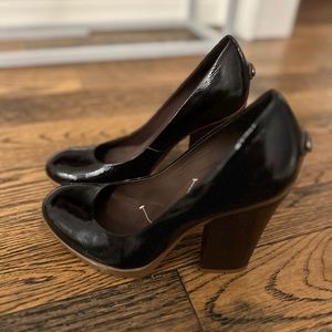 8.5 BCBG Max Azaria pumps